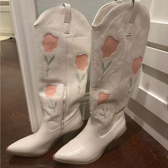 Universal Thread Cream and Pink Heeled Boots - Picture 1 of 2